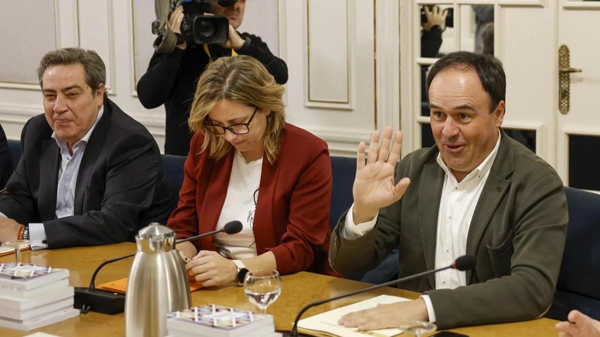 Lo que Vox exige a Pérez Llorca en su discurso de investidura: devolución de menores migrantes y cortar ayudas a ONG