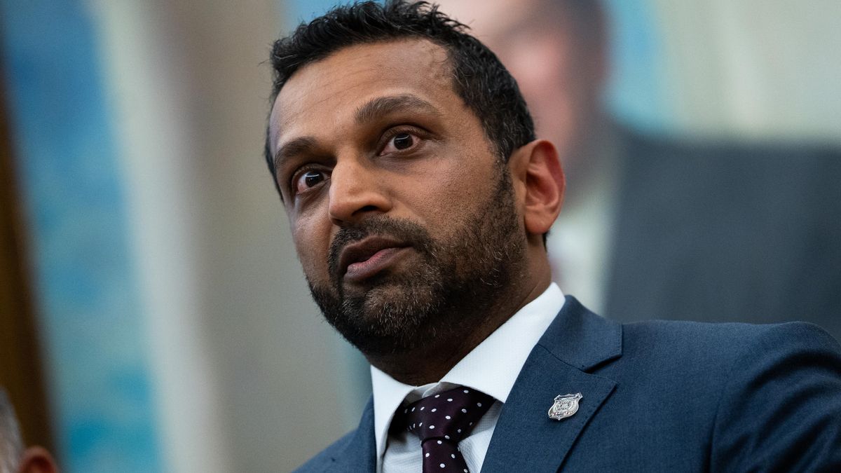 Un trabajador del FBI denuncia que ha sido despedido por colocar una bandera LGTBIQ+ en su puesto de trabajo