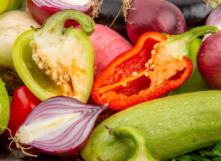 Las verduras que podemos comer sin cocinar, según una dietista: «Mantienen intactas sus propiedades nutricionales»