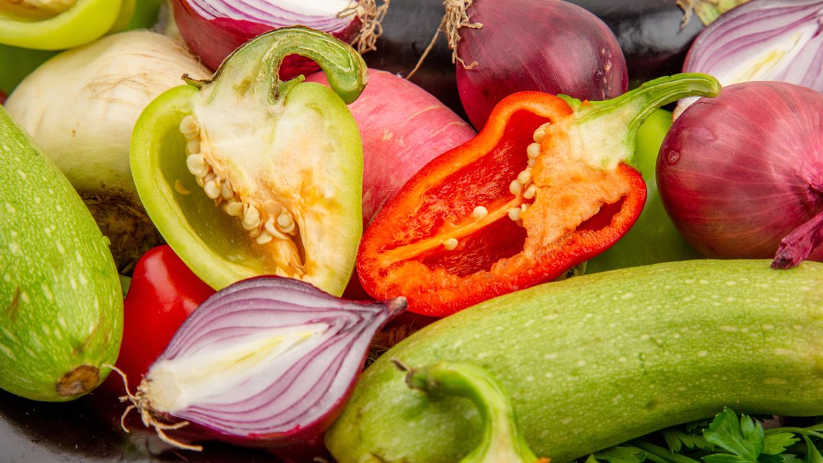 Las verduras que podemos comer sin cocinar, según una dietista: «Mantienen intactas sus propiedades nutricionales»