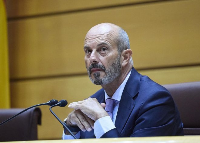 Un micro abierto caza al presidente del Senado quejándose de sus señorías: «Les importa tres pollas en vinagre»