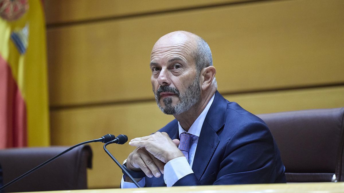 Un micro abierto caza al presidente del Senado quejándose de sus señorías: «Les importa tres pollas en vinagre»