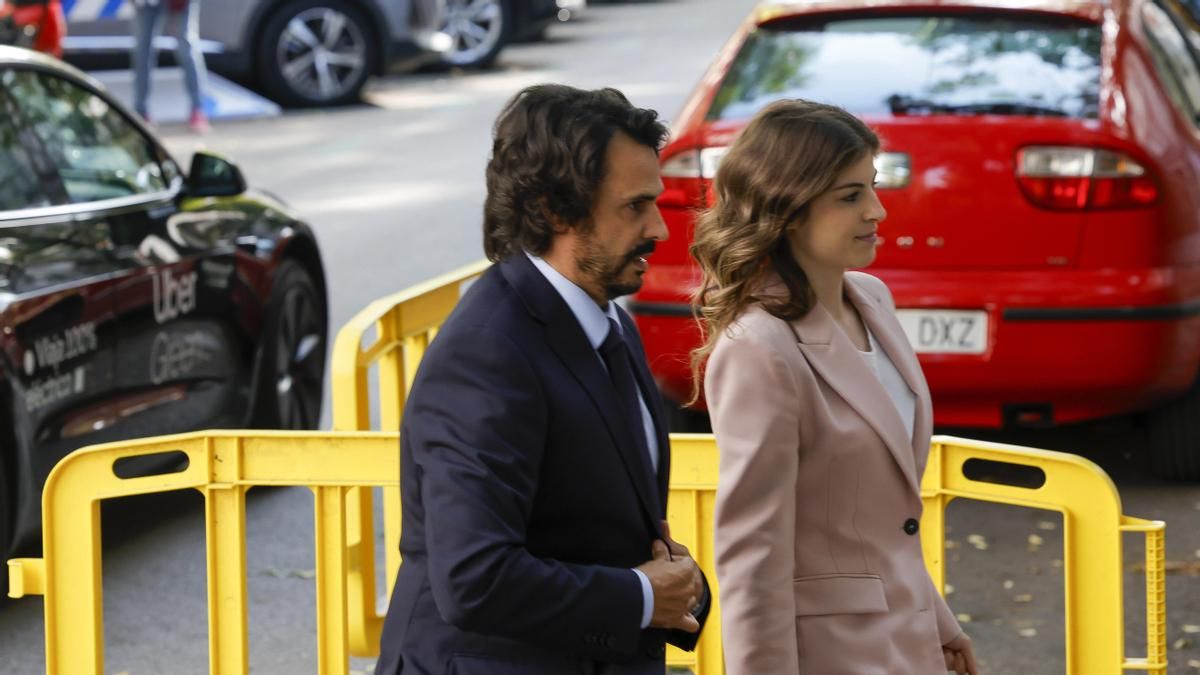 Dos fraudes fiscales, facturas falsas y dos millones de comisión: lo que realmente ha «destrozado la vida» a la pareja de Ayuso