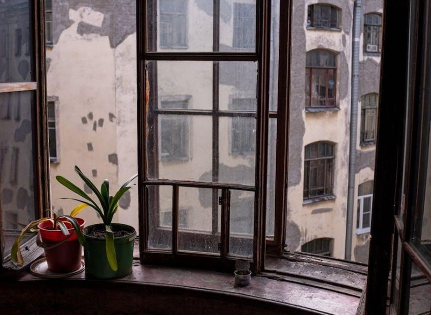 Ventanas antiguas o deterioradas: así puedes evitar que se escape el calor