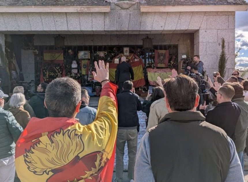 Mucha nostalgia pero poca gente en la tumba de Franco por el 20N: «Ven a salvar a España otra vez»