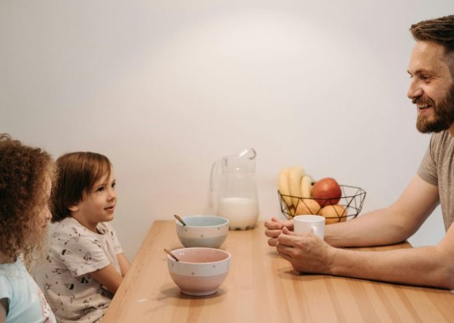 Qué hacer si llegas tarde a recoger a los niños, según una psicóloga: «Lo ideal es que sepan que hay esta posibilidad»