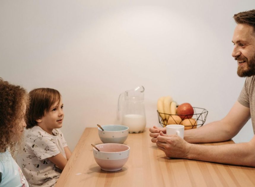 Qué hacer si llegas tarde a recoger a los niños, según una psicóloga: «Lo ideal es que sepan que hay esta posibilidad»