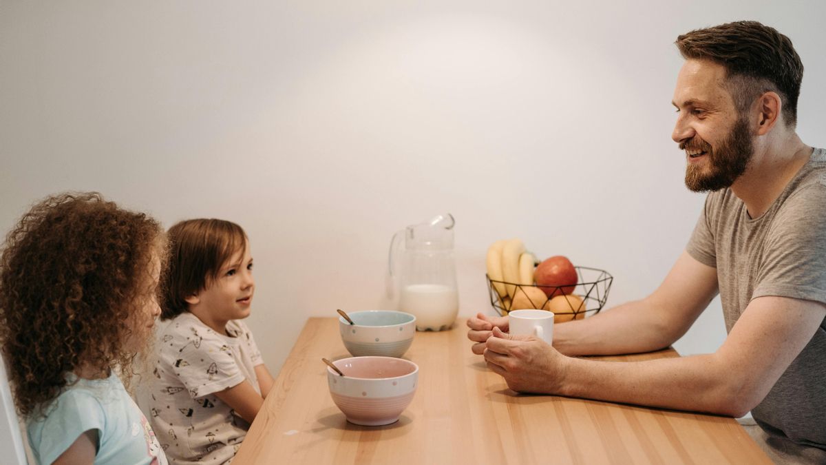 Qué hacer si llegas tarde a recoger a los niños, según una psicóloga: «Lo ideal es que sepan que hay esta posibilidad»
