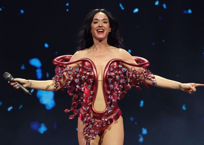 Katy Perry monta en Madrid una feria aleatoria y disfrutona de videojuegos, acrobacias y pizza