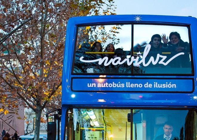 Naviluz, el bus de la Navidad en Madrid, pasa de 2 a 15 euros por billete después de que Almeida regalara la marca a Alsa