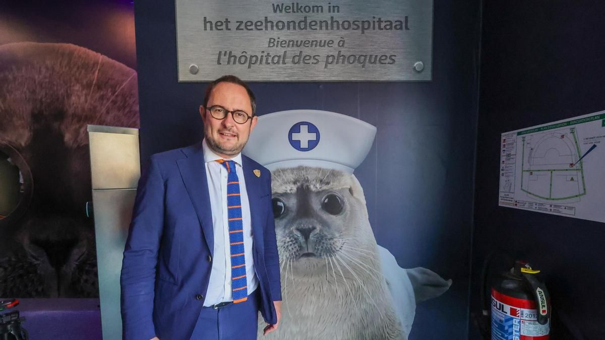 Obligan a callarse a un diputado belga que llevaba 23 horas hablando sin parar (con pizzas y gofres de menú)