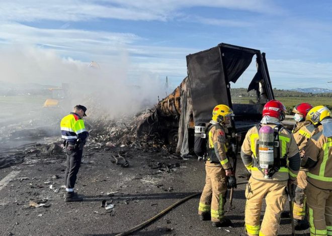 El tercer accidente de camiones en una semana en la AP-7 al sur de Tarragona obliga a cortarla en ambos sentidos