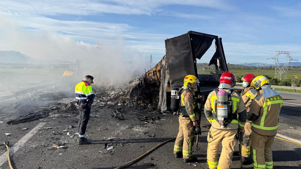 El tercer accidente de camiones en una semana en la AP-7 al sur de Tarragona obliga a cortarla en ambos sentidos