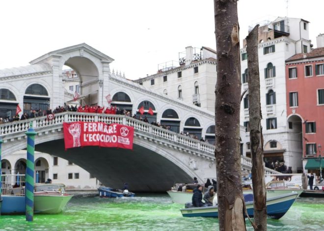 Ecologistas tiñen de verde el Gran Canal de Venecia en protesta contra el cambio climático