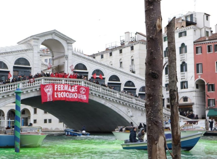 Ecologistas tiñen de verde el Gran Canal de Venecia en protesta contra el cambio climático