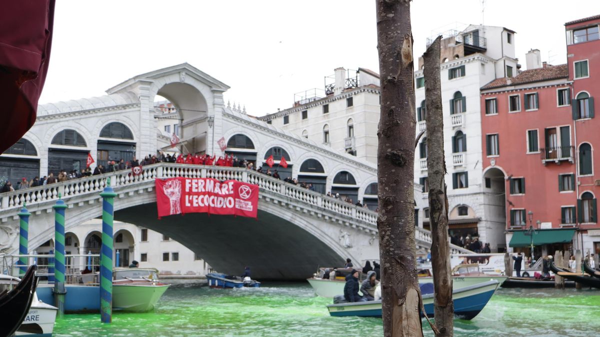 Ecologistas tiñen de verde el Gran Canal de Venecia en protesta contra el cambio climático