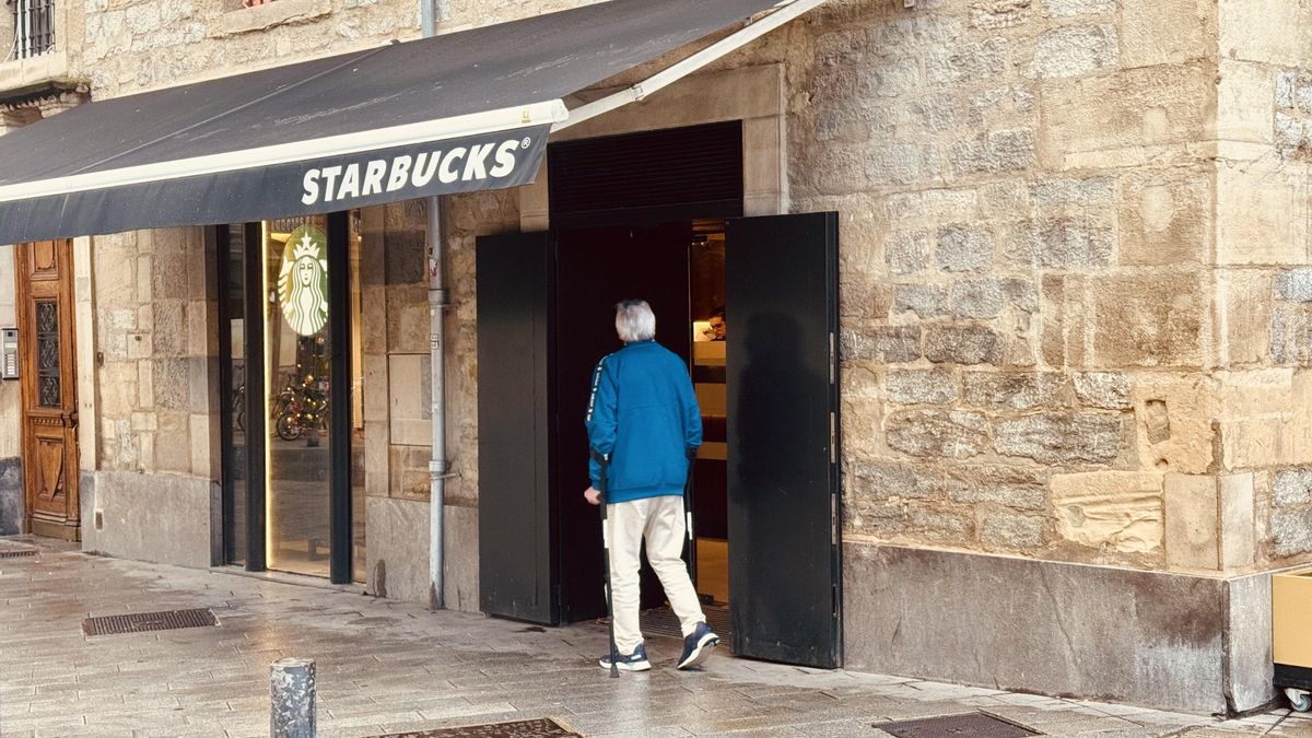 Vitoria declara la guerra a Starbucks: más de un año operando sin licencia y la posibilidad de que la Policía lo clausure
