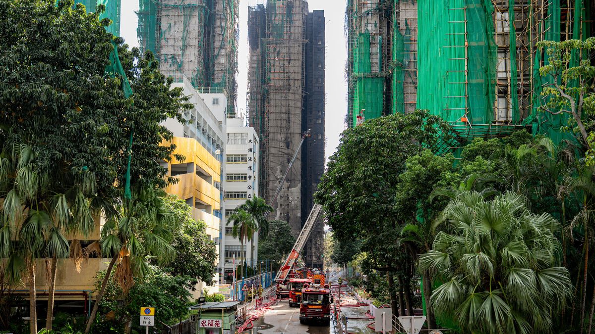 Hong Kong localiza ilesos a 144 de los desaparecidos del espectacular incendio, pero aún hay 150 personas por localizar