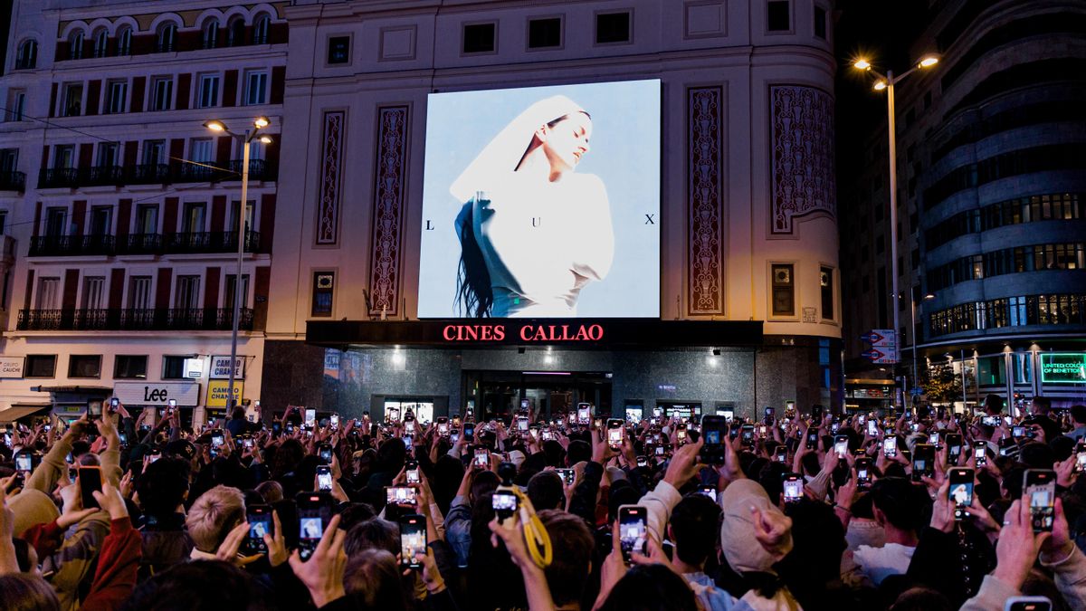 Sony favorece a las grandes superficies y a Amazon en la venta del disco de Rosalía: «Se van a cargar el pequeño comercio»