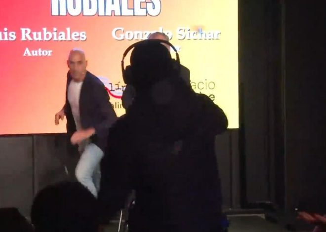 Detienen al tío de Luis Rubiales por lanzar huevos contra él al grito de «sinvergüenza» durante la presentación de su libro