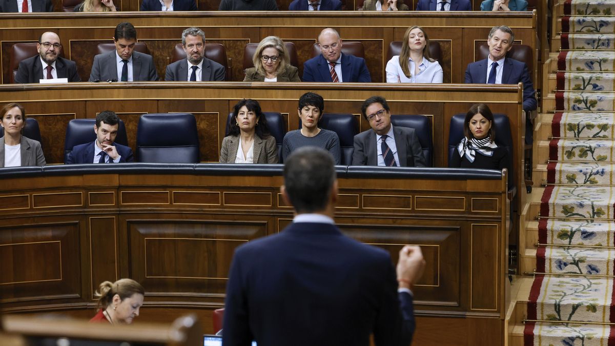 Sánchez y Feijóo se enzarzan en el Congreso por las «mordidas» de Cerdán y las detenciones en Almería