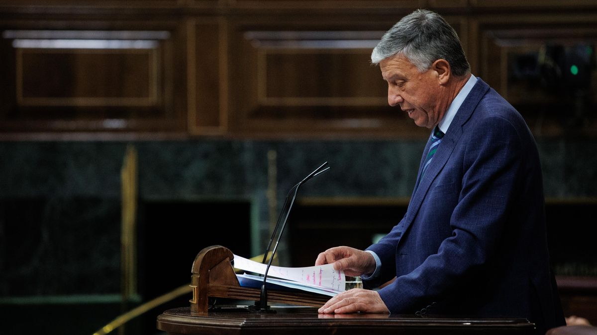 Un senador andaluz del PP, sobre el fallo en los cribados de cáncer: «Tienen que dimitir los médicos, no Juanma Moreno»