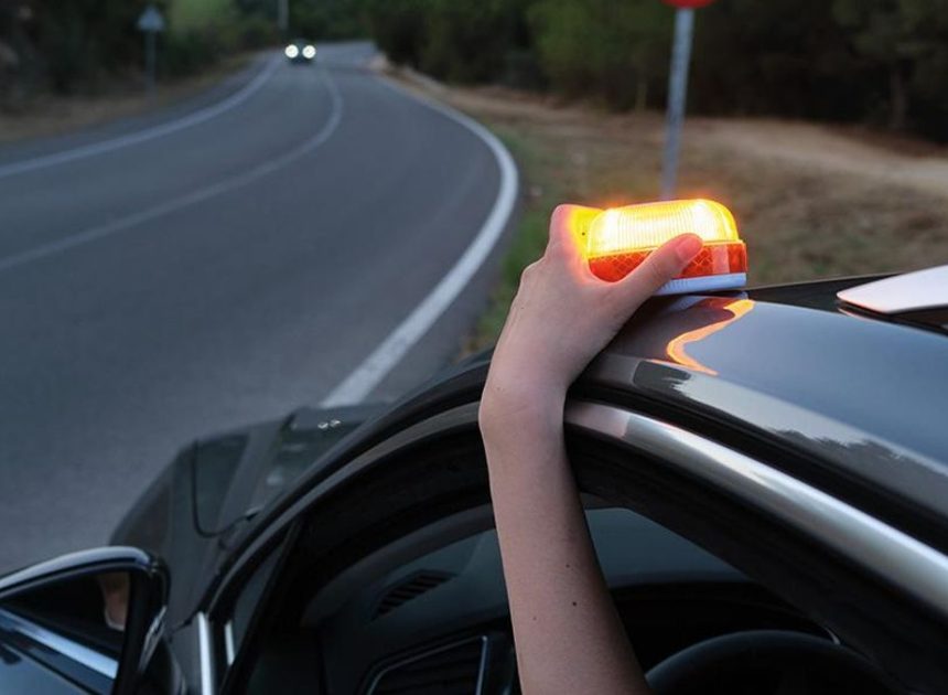 Protección de Datos zanja el debate: la baliza V-16 de la DGT no puede identificar al conductor ni controlar sus viajes