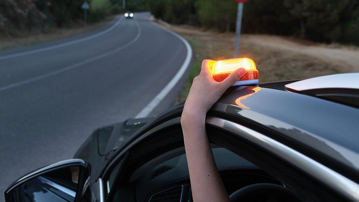 Protección de Datos zanja el debate: la baliza V-16 de la DGT no puede identificar al conductor ni controlar sus viajes