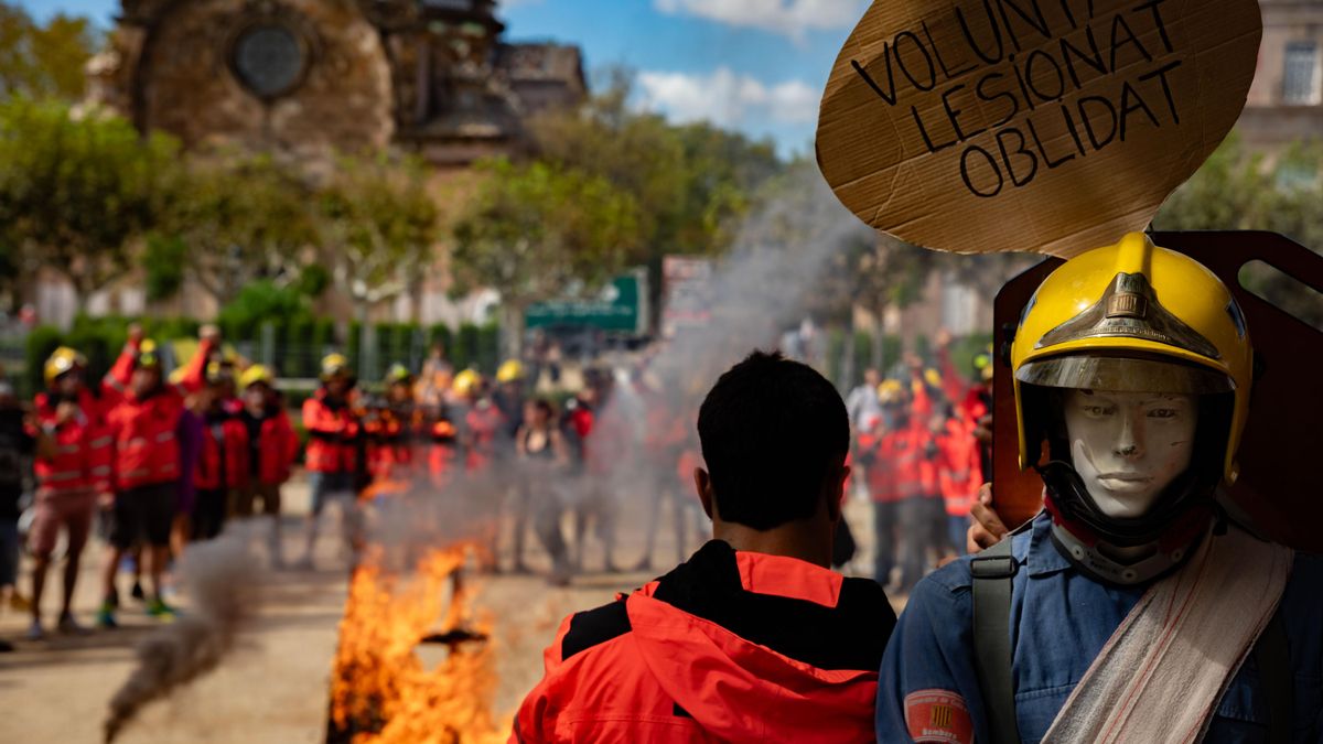 Medio millar de bomberos voluntarios de Catalunya demandan a la Generalitat por “uberizar un servicio esencial”