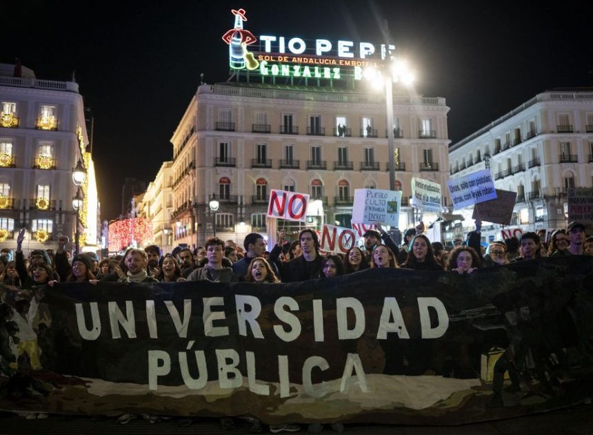 Miles de personas se manifiestan en defensa de la universidad pública madrileña: «Hay un plan para destruirla»