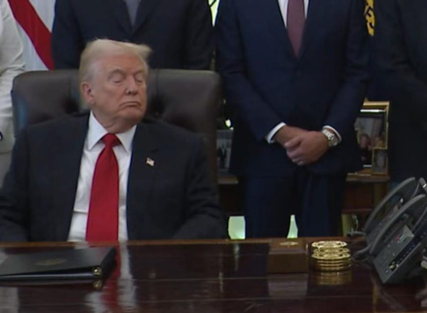La pelea de Trump por mantener los ojos abiertos durante una reunión en la Casa Blanca