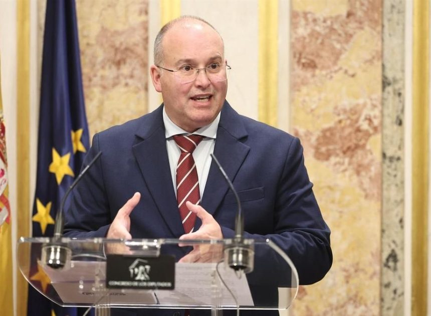 Tellado «invita» a «los votantes de Vox» a la concentración contra Sánchez y advierte de que no ir «es fallarle a España»