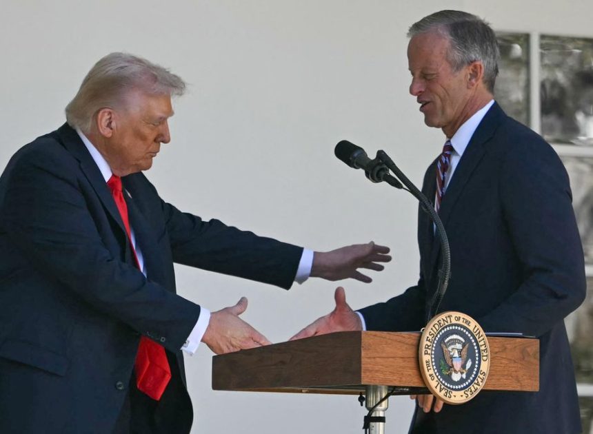 Trump logra el voto de ocho senadores demócratas para acabar con el cierre del Gobierno sin garantías para las coberturas sanitarias