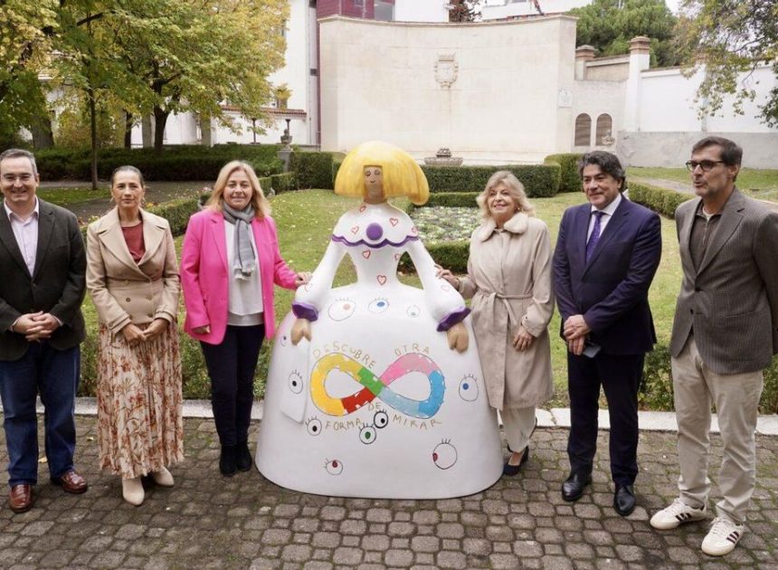 Almeida gasta 60.000 euros de dinero público en comprar réplicas de ‘meninas policía’ al impulsor de la idea