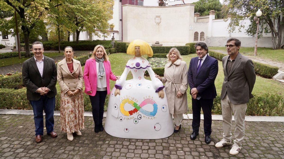 Almeida gasta 60.000 euros de dinero público en comprar réplicas de ‘meninas policía’ al impulsor de la idea