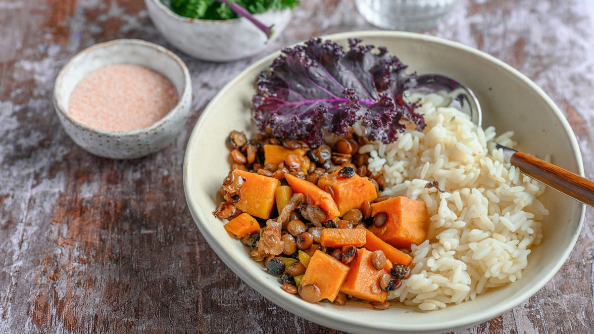 Aitor Sánchez, nutricionista, sobre la alianza entre la Vitamina C y el hierro: «Lo hace más soluble y fácil de absorber»