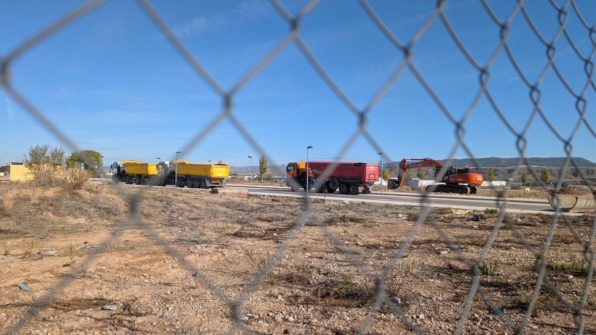 Los camiones ya mueven tierras para la macroplaya artificial de Guadalajara: “Será un desastre social y ambiental”