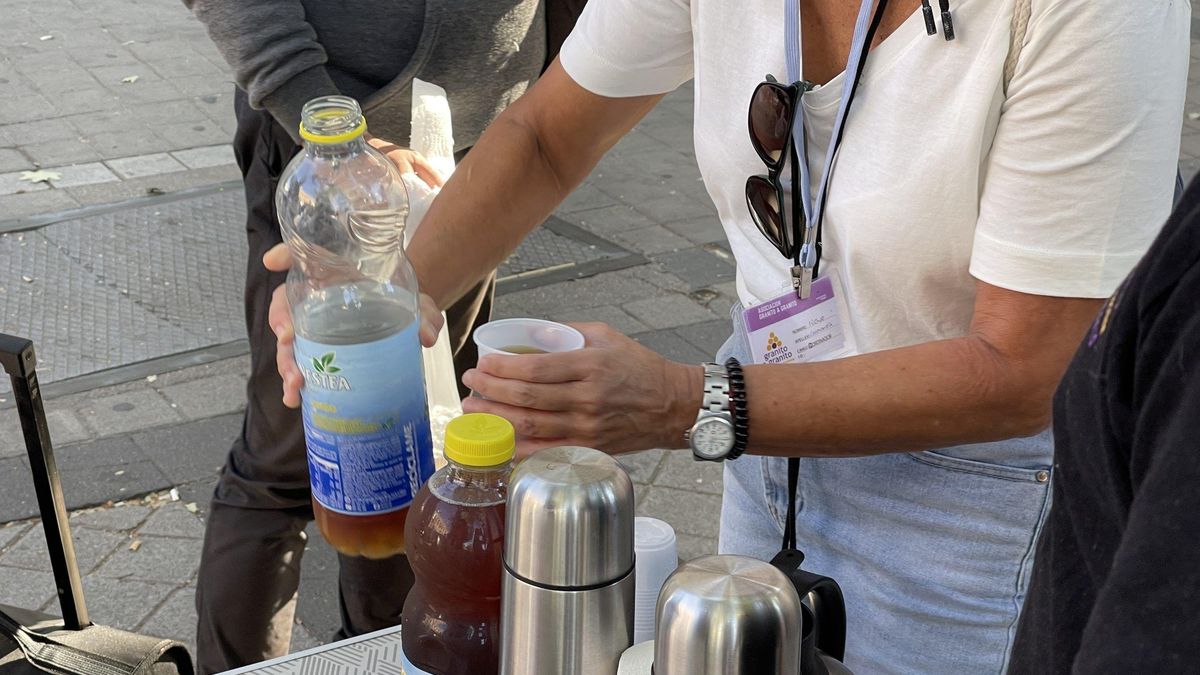 Madrid veta que voluntarios repartan comida en la calle a los necesitados: “No entendemos que se prohíba ayudar”