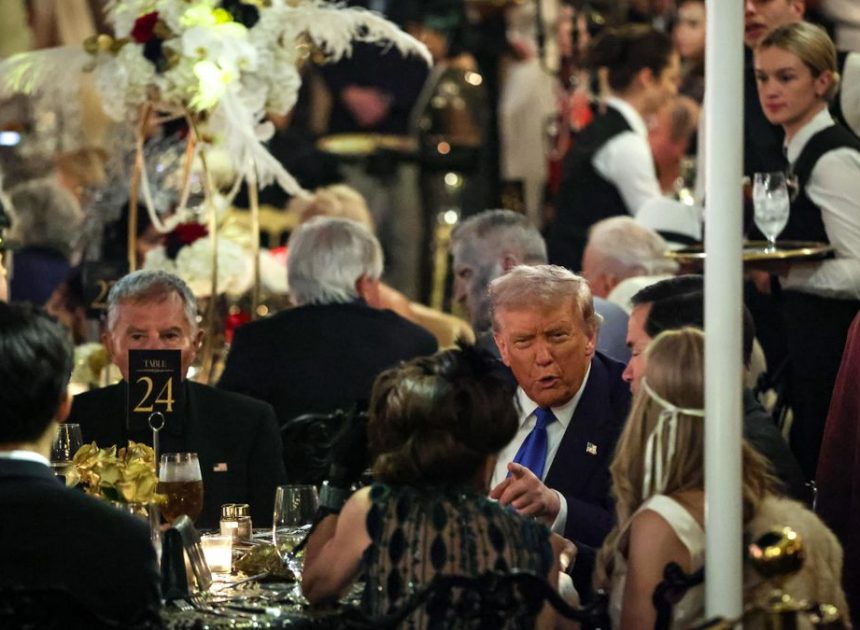Trump monta una megafiesta de Halloween a lo ‘Gran Gatsby’ mientras 42 millones de personas pierden la ayuda para alimentos