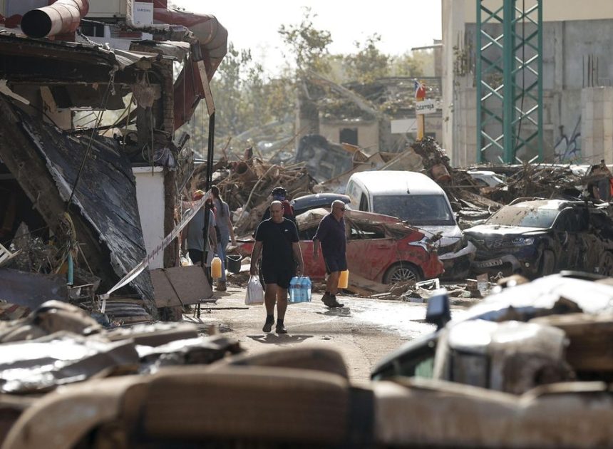 La llamada de la teleasistencia a una víctima de la dana: «Intente ponerse en alto. Por favor, contésteme»