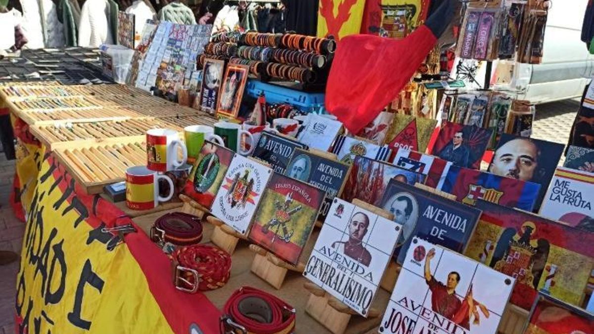 Un puesto en un popular mercadillo de Toledo exalta a Franco, José Antonio y hasta a Ayuso