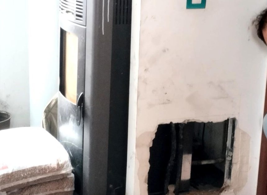 Un vecino de un pueblo de 100 habitantes batalla contra un Ayuntamiento del PP por el estado de su vivienda municipal