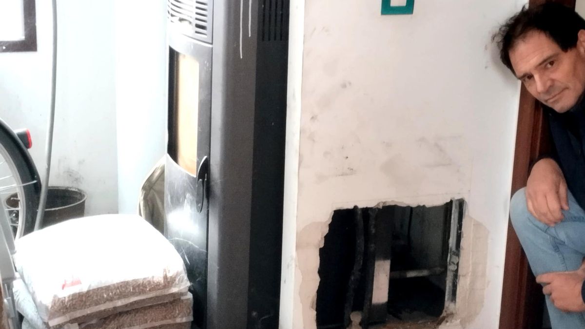 Un vecino de un pueblo de 100 habitantes batalla contra un Ayuntamiento del PP por el estado de su vivienda municipal