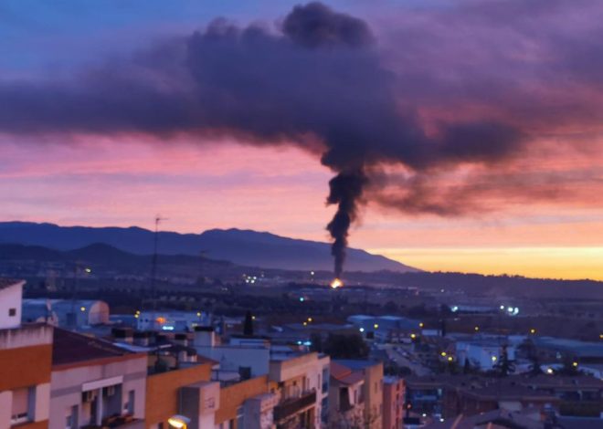 Tres heridos graves en el incendio de una planta de reciclaje en Barcelona