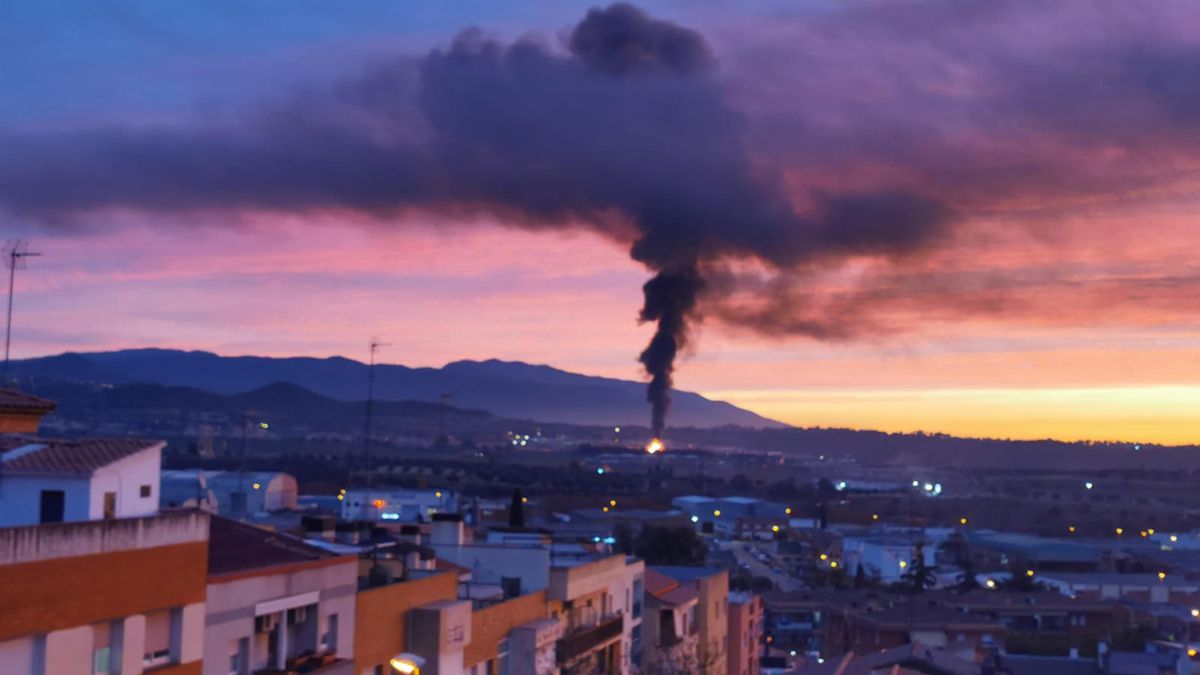 Tres heridos graves en el incendio de una planta de reciclaje en Barcelona