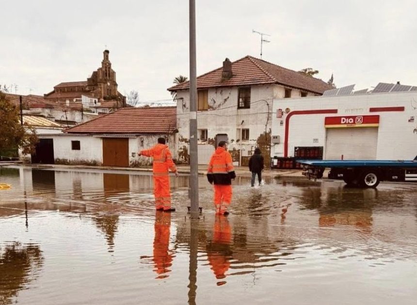 La borrasca ‘Claudia’ inunda calles, desborda un barranco en Huelva y obliga a elevar la emergencia en Andalucía
