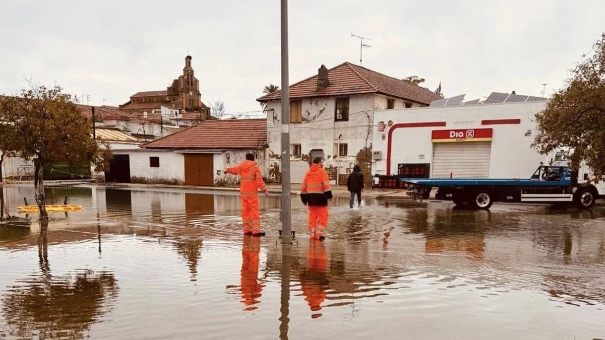 La borrasca ‘Claudia’ inunda calles, desborda un barranco en Huelva y obliga a elevar la emergencia en Andalucía
