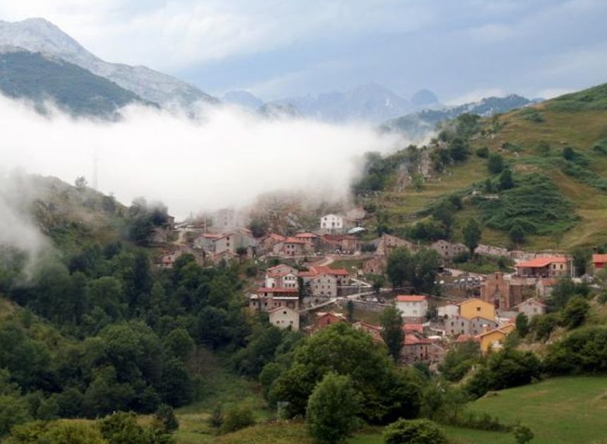 El pueblo más pequeño de Cantabria en que el que residen menos de 60 habitantes y conserva un encanto único