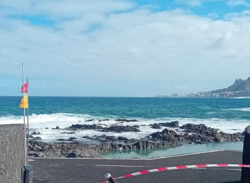 Se mantiene la prealerta en las costas canarias y las autoridades advierten del peligro de acercarse a muelles y espigones a hacerse fotografías