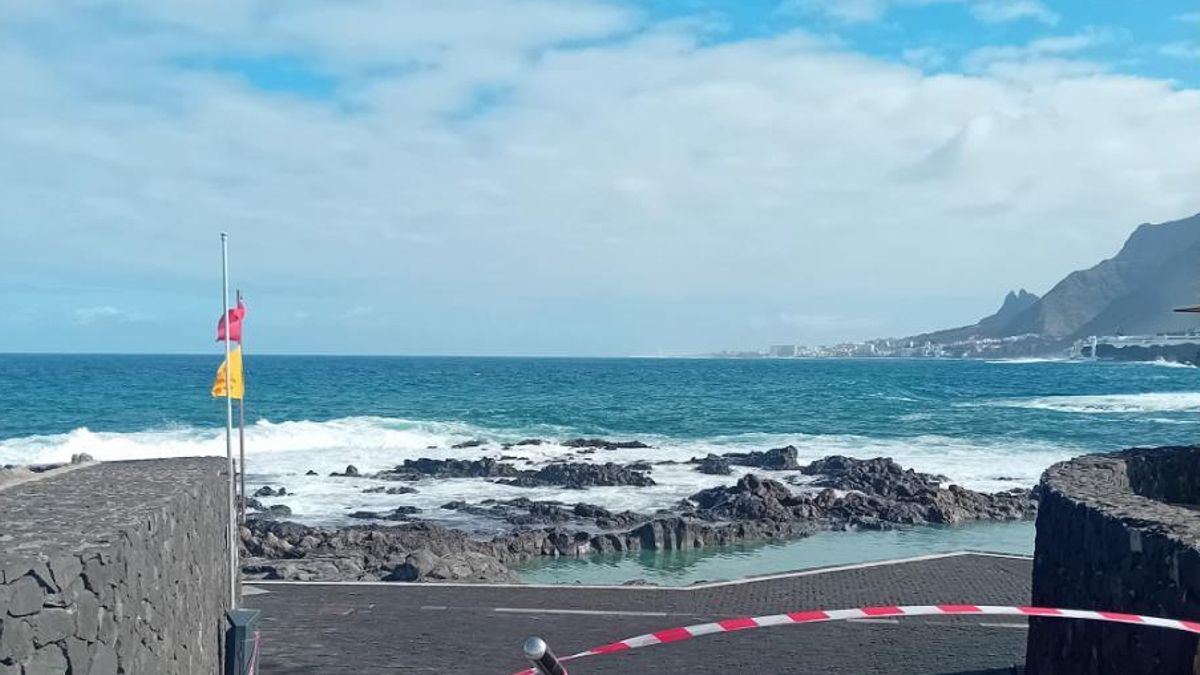 Se mantiene la prealerta en las costas canarias y las autoridades advierten del peligro de acercarse a muelles y espigones a hacerse fotografías